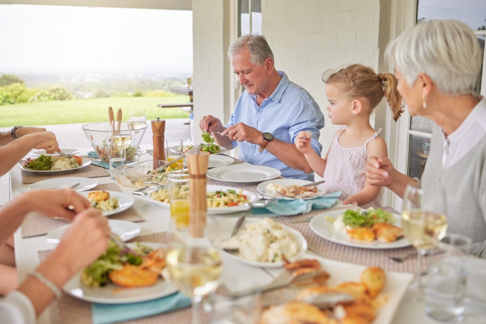 Familie der spiser et måltid sammen